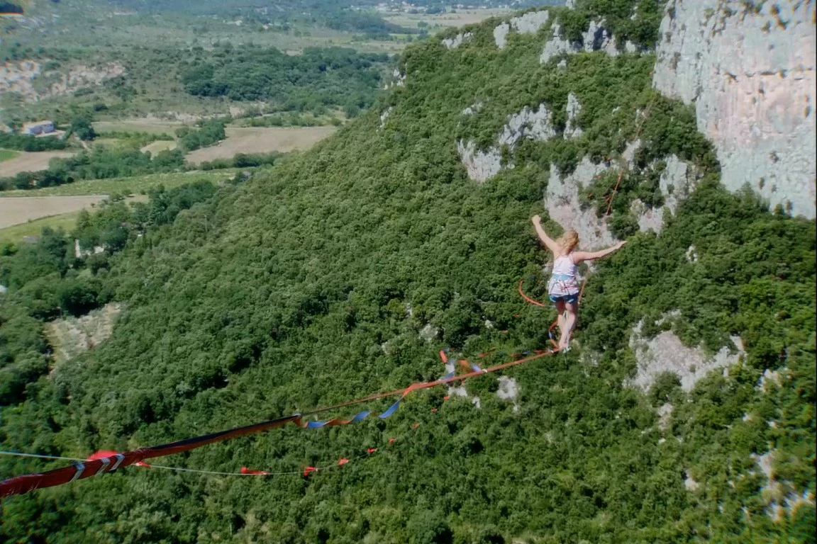 Salom&eacute; sur sa slackline (Les Monteuses et monteurs associ&eacute;s)